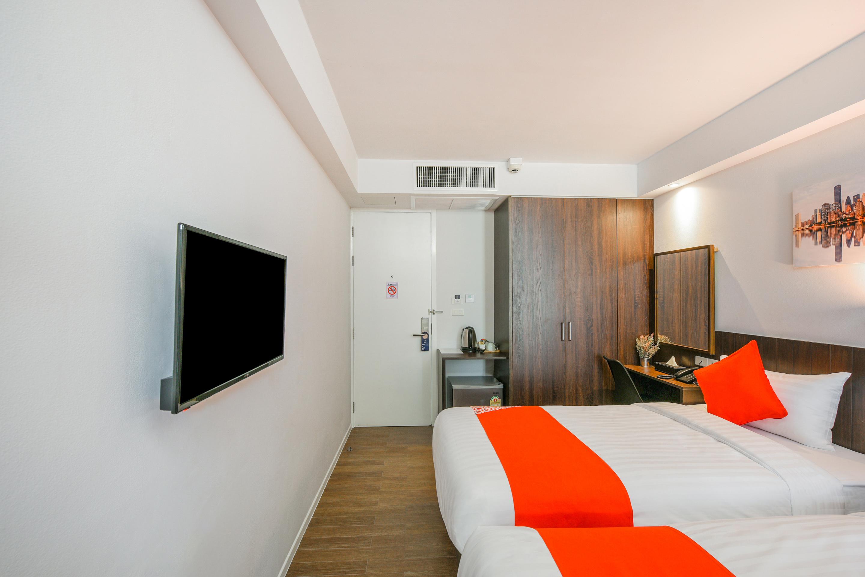 Vaccinated Staff - Oyo 137 Kitzio House Hotel Банкок Екстериор снимка